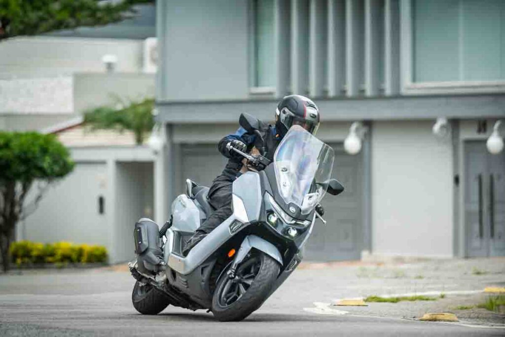 imagem piloto em curva com a Dafra Maxsym 400 GT 2026