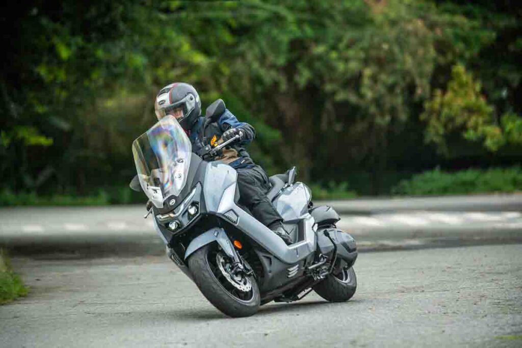 imagem piloto em ação com o Dafra Maxsym 400 GT 2026