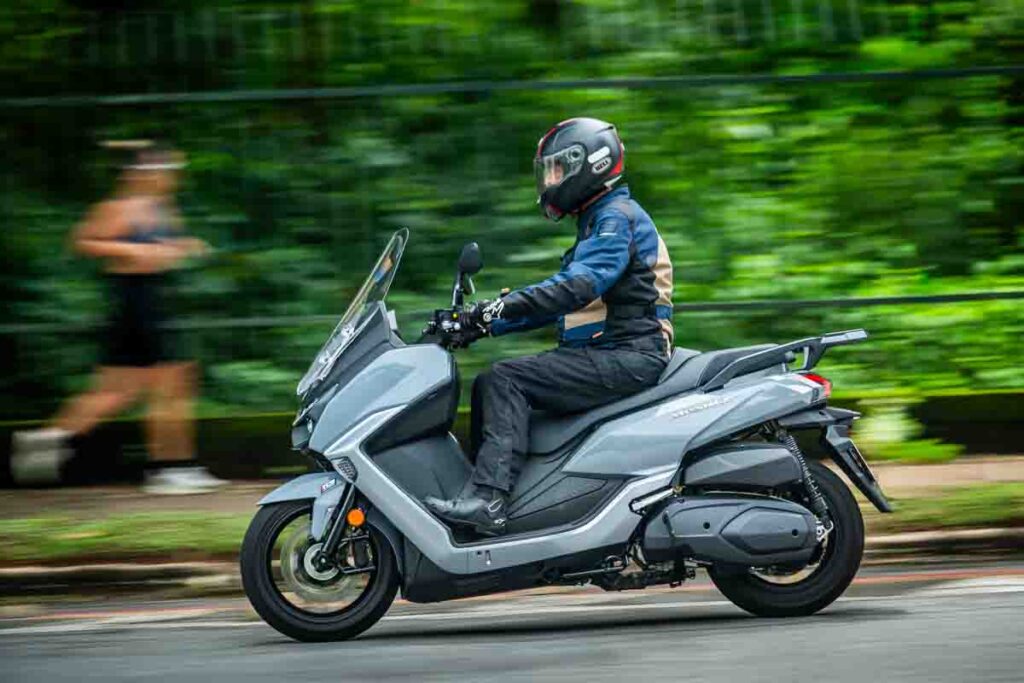 imagem do piloto montado na Dafra Maxsym 400 GT 2026