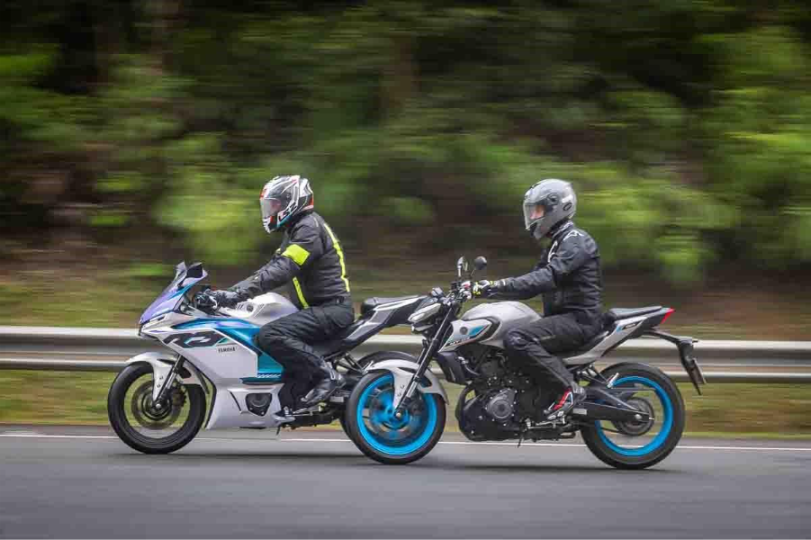 imagem pilotos em ação com as yamaha mt-03 e r3