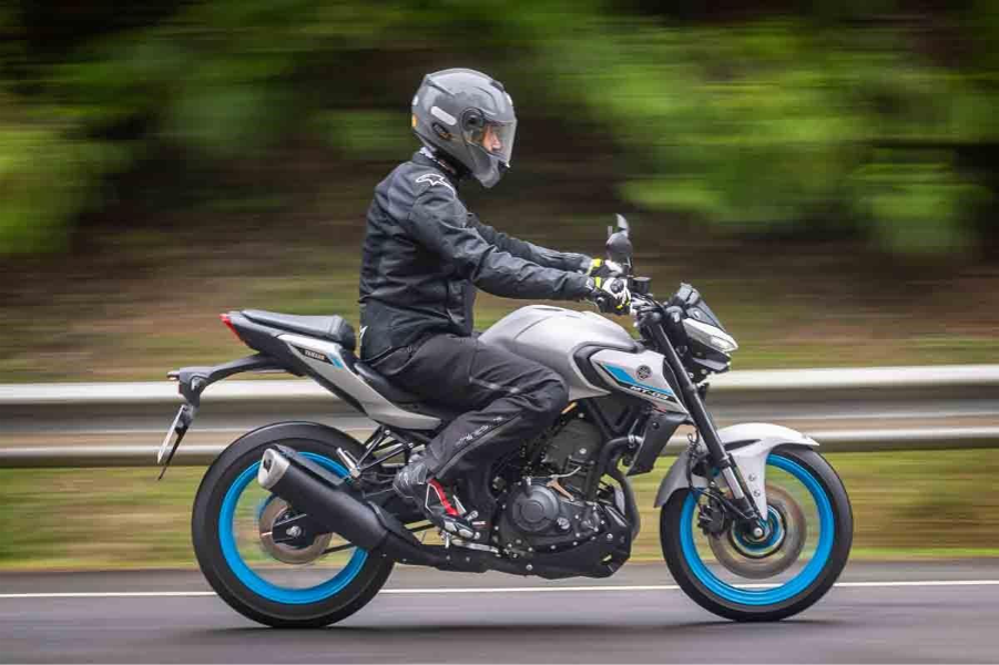 imagem da ergonomia do piloto com a yamaha mt-03