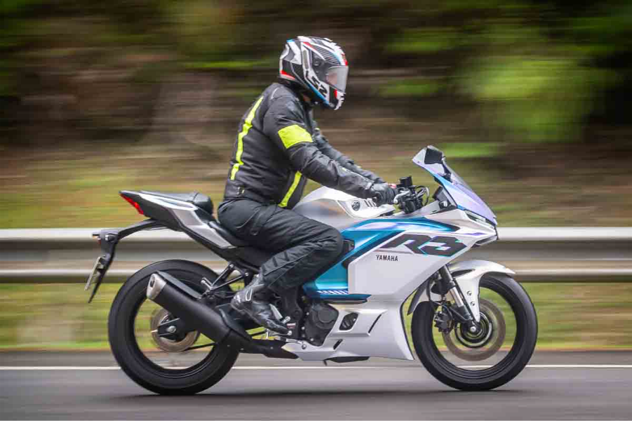 imagem da ergonomia do piloto com a yamaha r3
