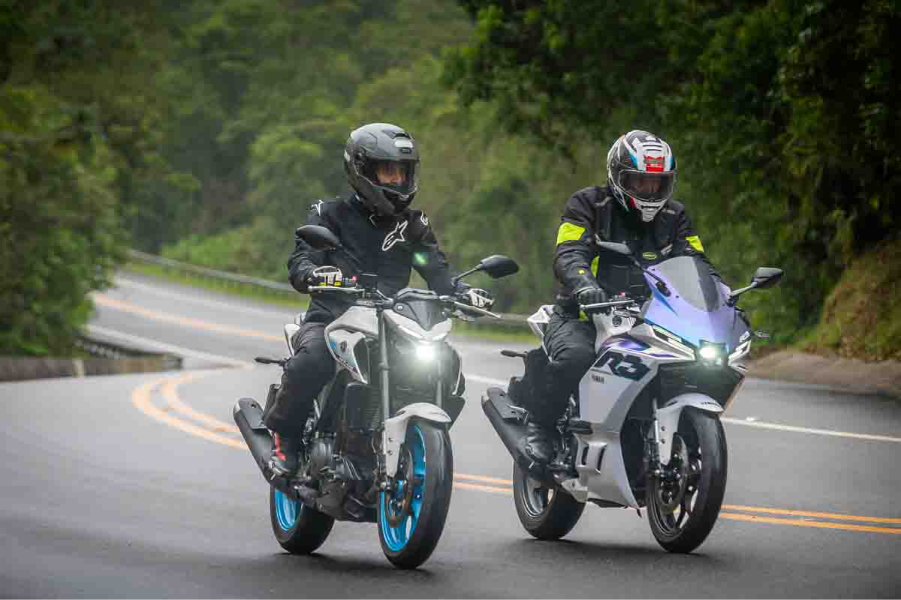 imagem dos pilotos em ação com as yamaha mt-03 e r3