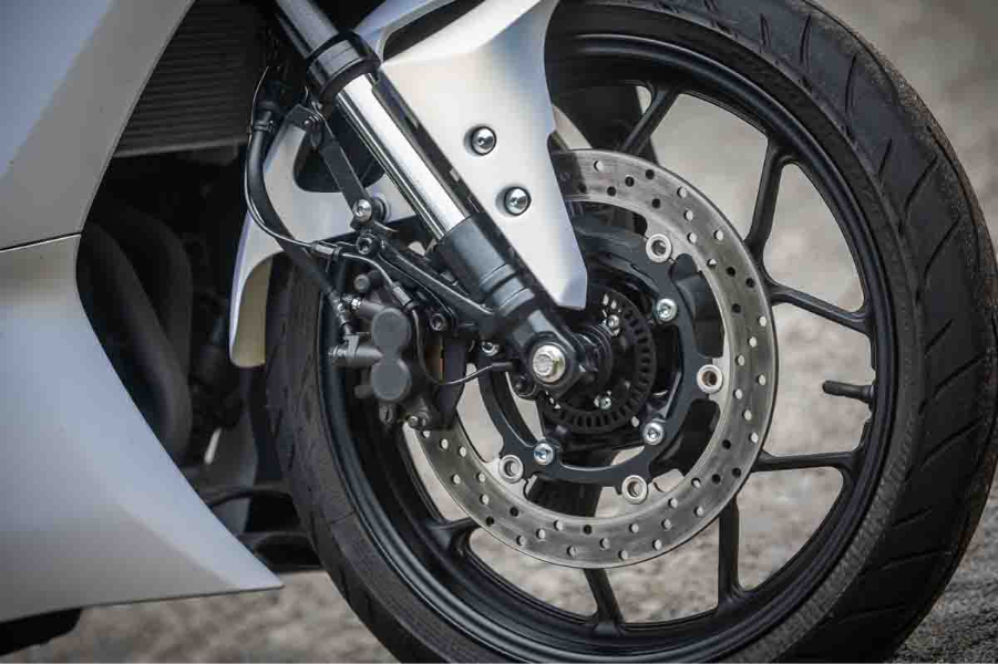 imagem da roda dianteira da yamaha mt-03 e r3