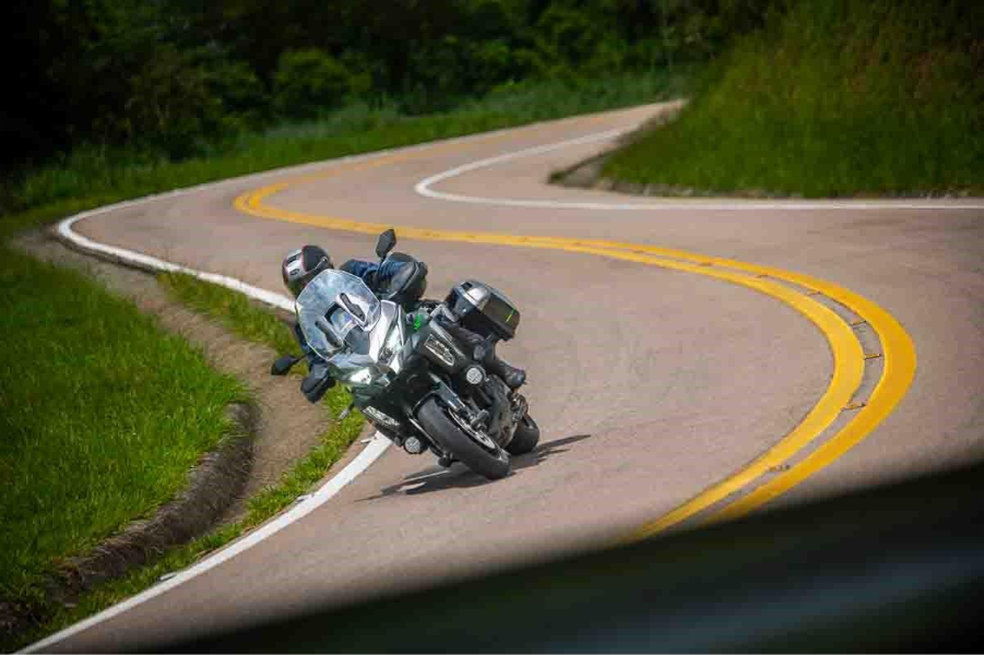 imagem do piloto em ação em curva com a Kawasaki Versys 1100 GT 2026