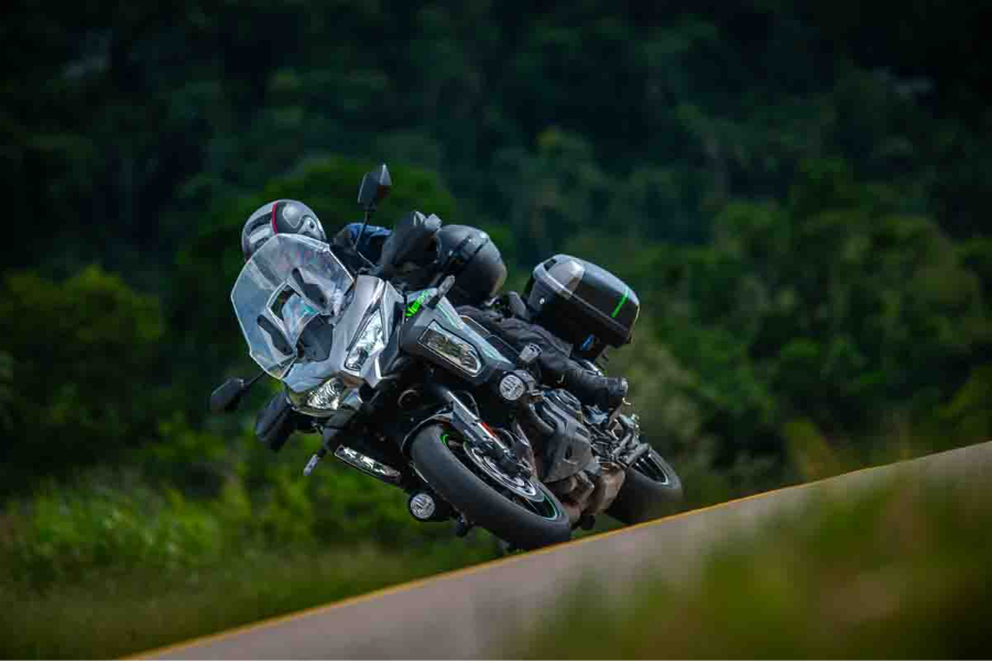imagem do piloto em curva com a Kawasaki Versys 1100 GT 2026