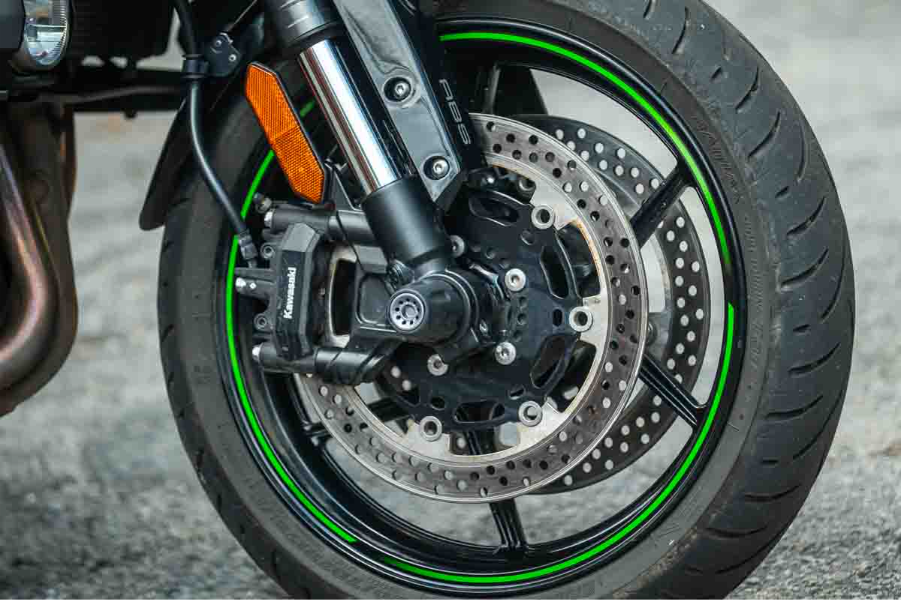 imagem da roda dianteira da Kawasaki Versys 1100 GT 2026