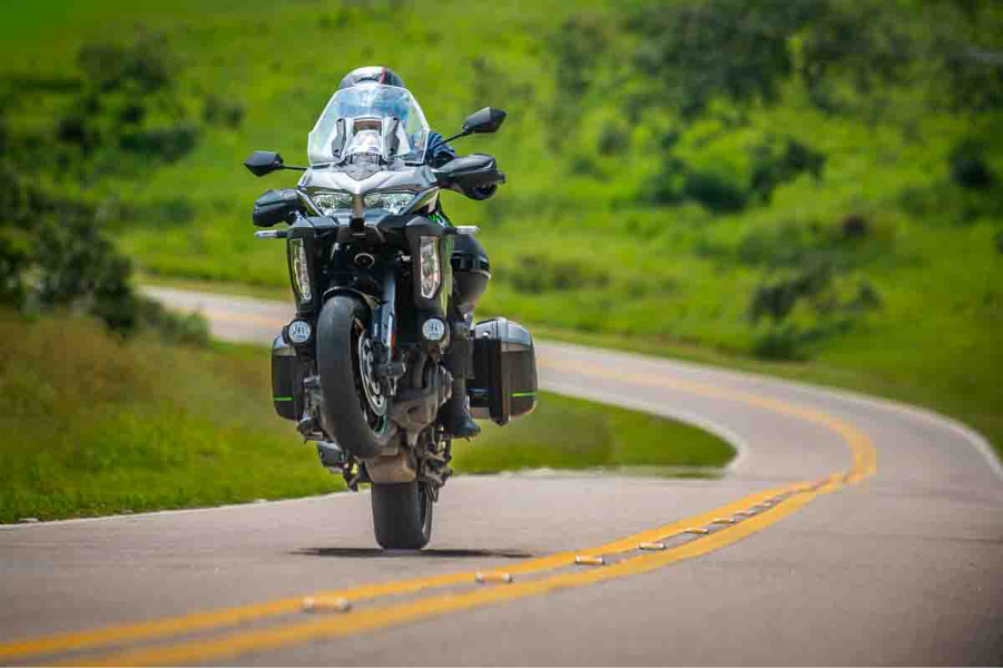 imagem do piloto empinando com a Kawasaki Versys 1100 GT 2026