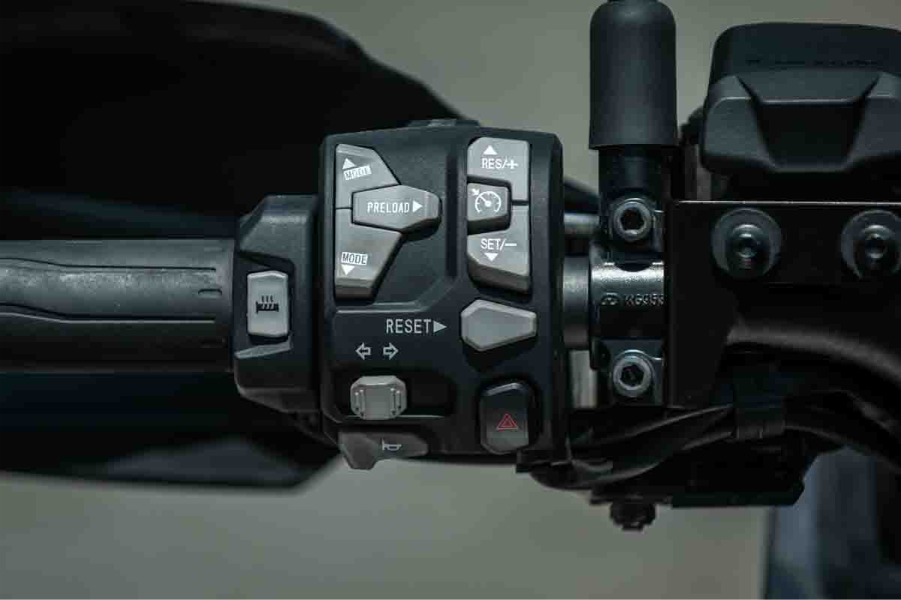 imagem dos comandos eletrônicos da Kawasaki Versys 1100 GT 2026