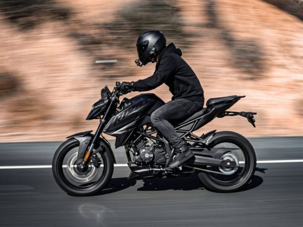 imagem do piloto em ação com a Voge 125RS 2026