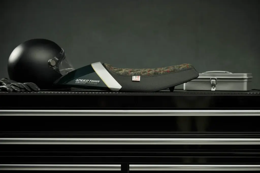 imagem do Exclusivo assento Harris Tweed da triumph Speed Twin 1200 Cafe Racer DGR Edition 2026