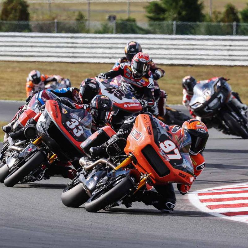 imagem de pilotos em curva com as Harley-Davidson Road Glide Bagger