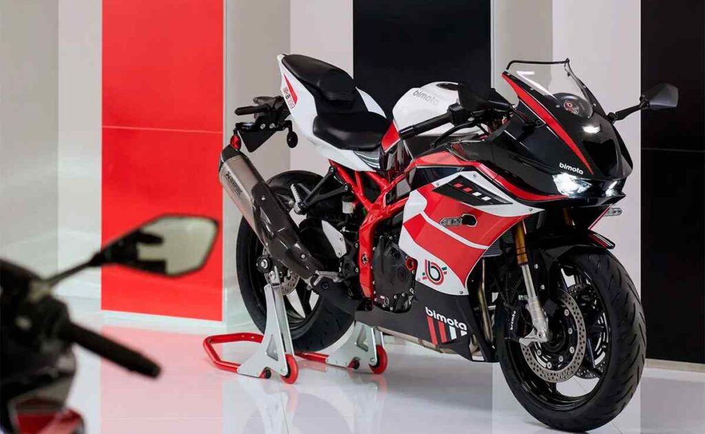imagem lateral frontal Bimota KB399 2026