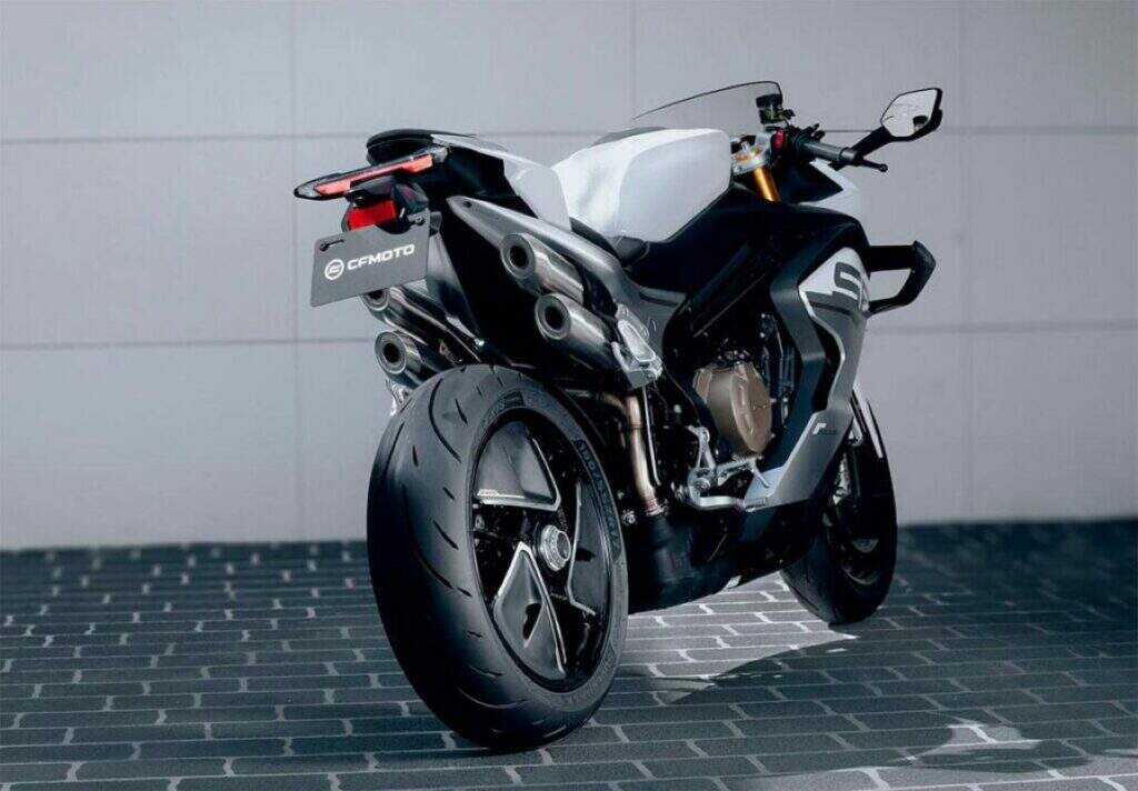 imagem dos escapamentos da CFMOTO 750SR-S 2026