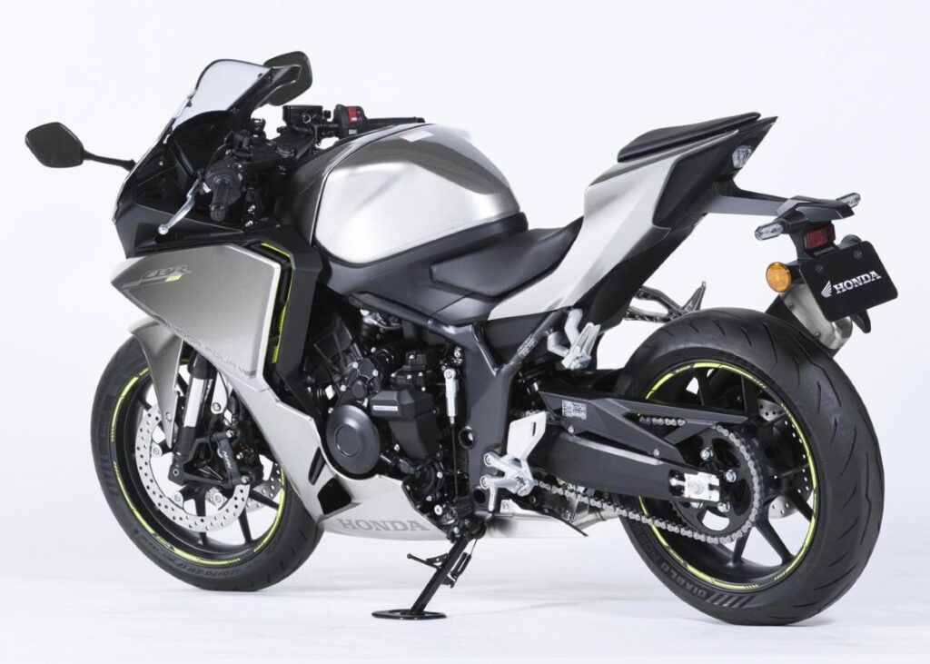 imagem traseira da Honda CBR400R FOUR e-clutch