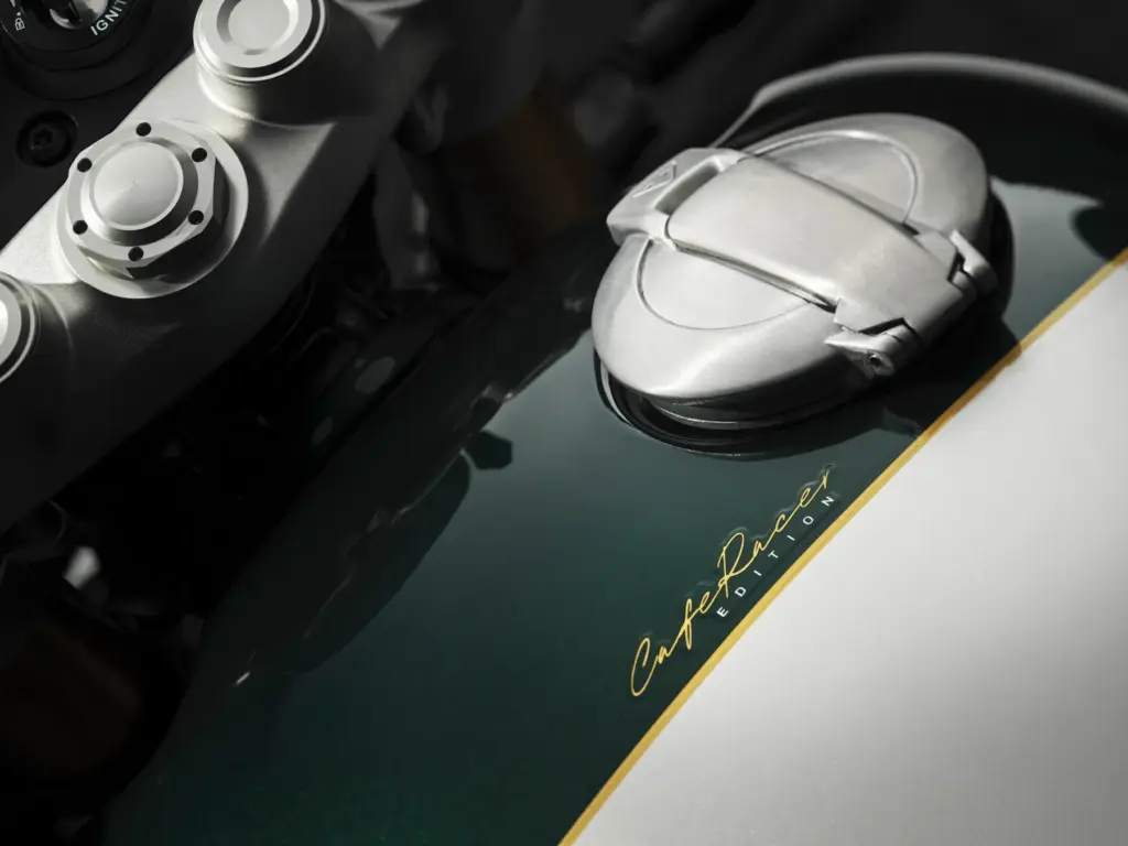 imagem de detalhe no tanque de combustível da Speed Twin 1200 Cafe Racer DGR Edition