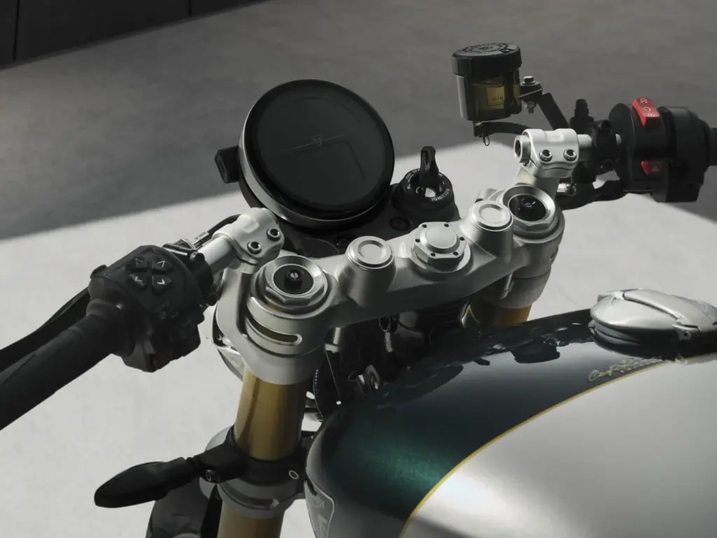 imagem cockpit triumph speed twin 1200 cafe racer