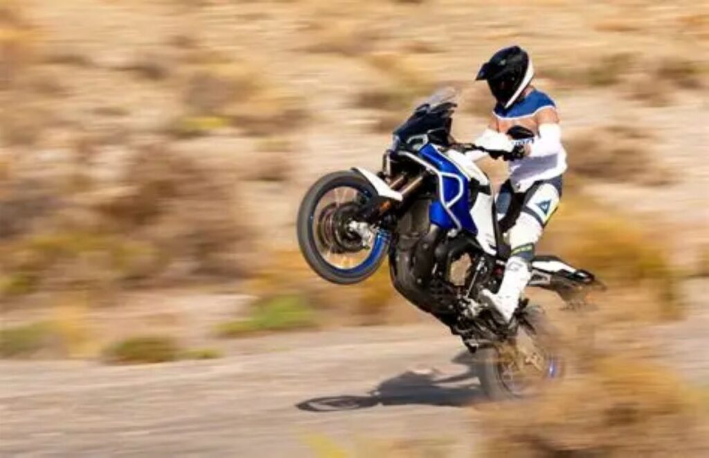 imagem do piloto em ação com a MV Agusta Enduro Veloce 2026