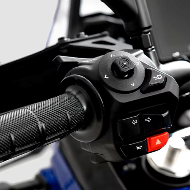imagem do joystick dos comandos eletrônicos da Yamaha Ténéré 700