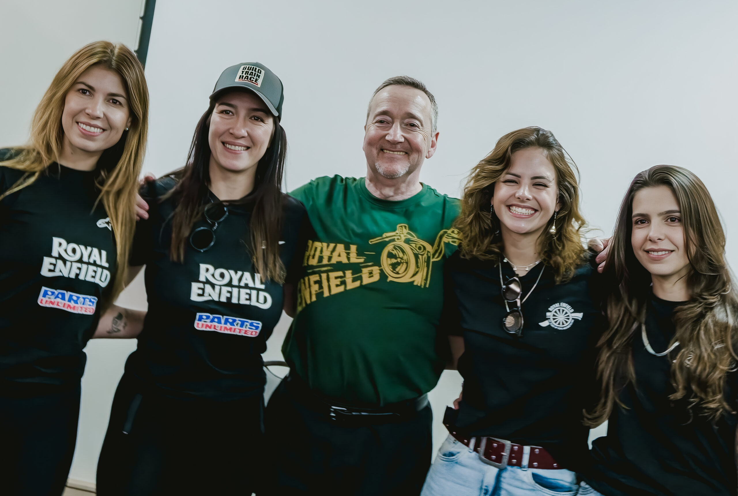 O mentor Freddie Spencer e as pilotos brasileiras do BTR - Foto: Divulgação