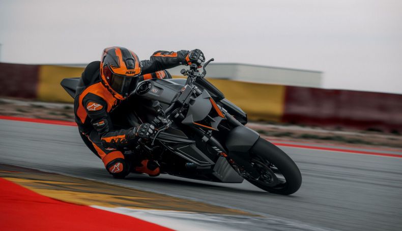 imagem piloto em ação com a KTM 1390 Super Duke RR Track