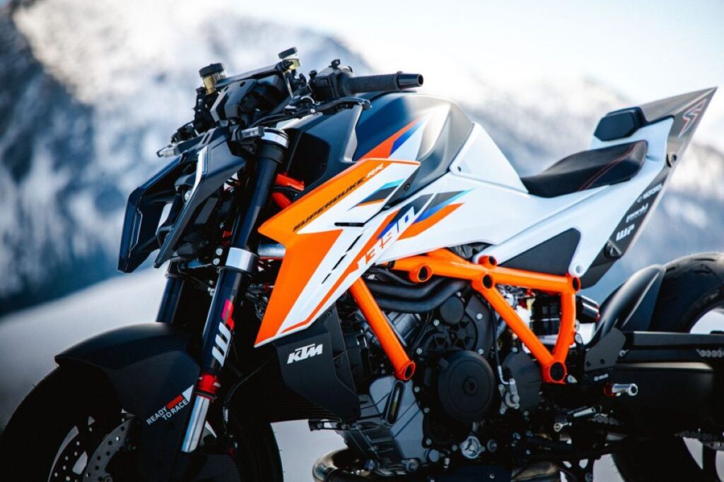 imagem frontal da KTM 1390 Super Duke RR 2026
