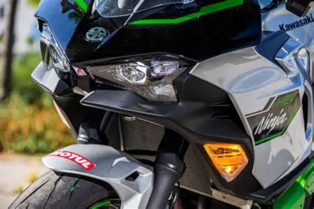imagem frontal Kawasaki radicaliza: híbridas Ninja 7 e Z7 2026