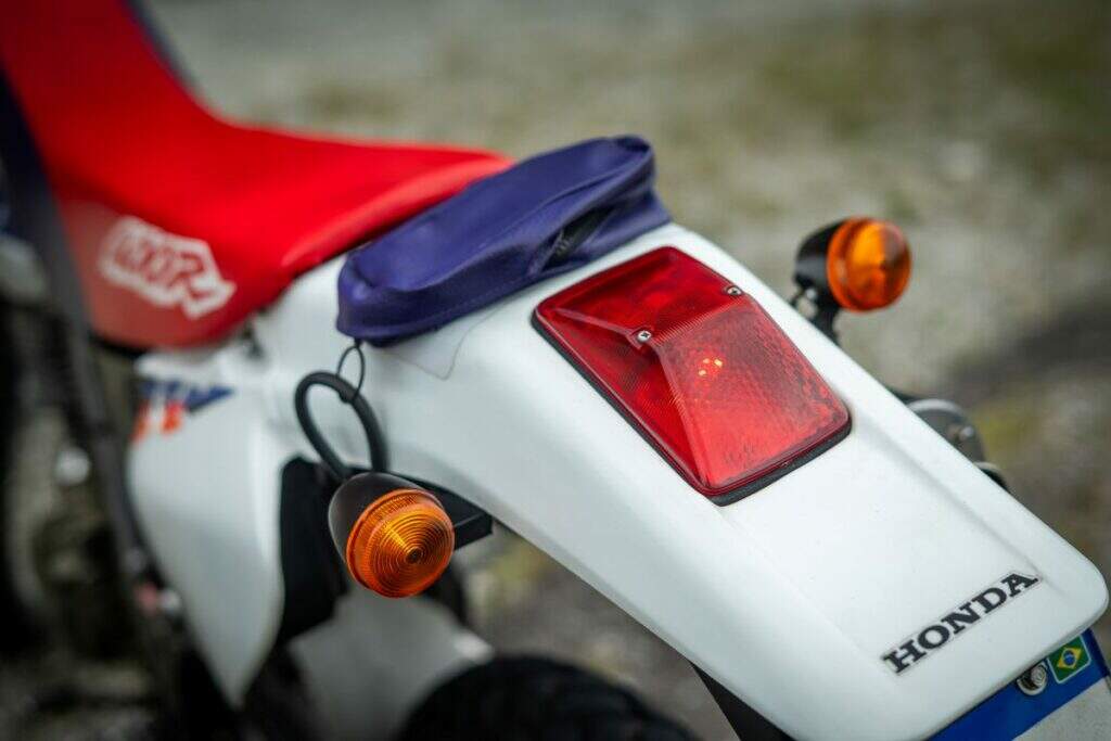 imagem da lanterna traseira da honda xr 400