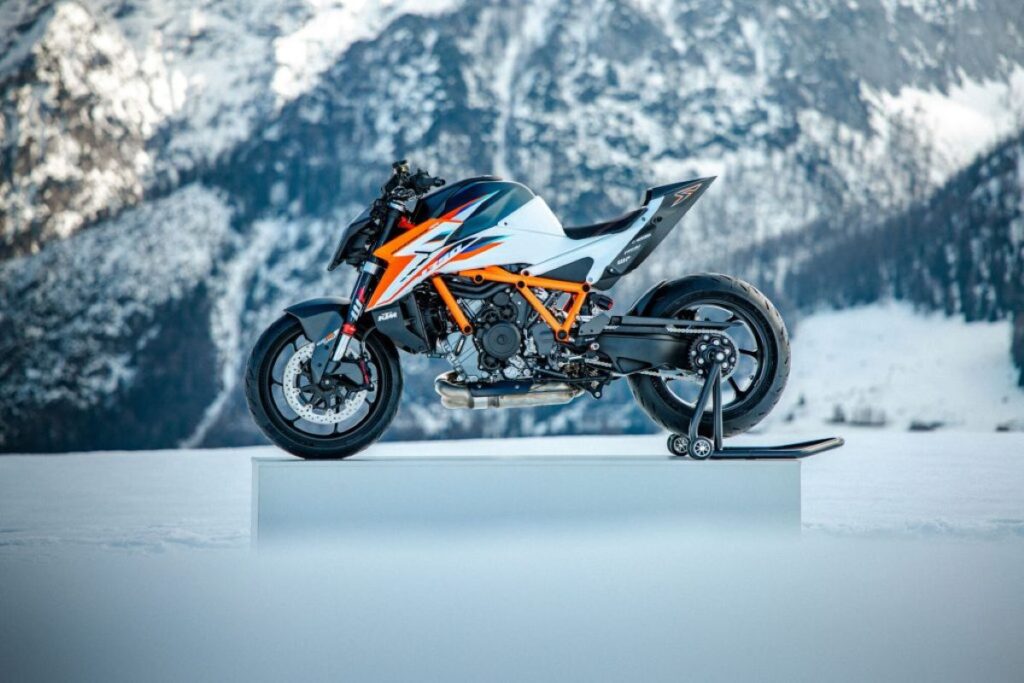 imagem lateral esquerda da KTM 1390 Super Duke RR 2026