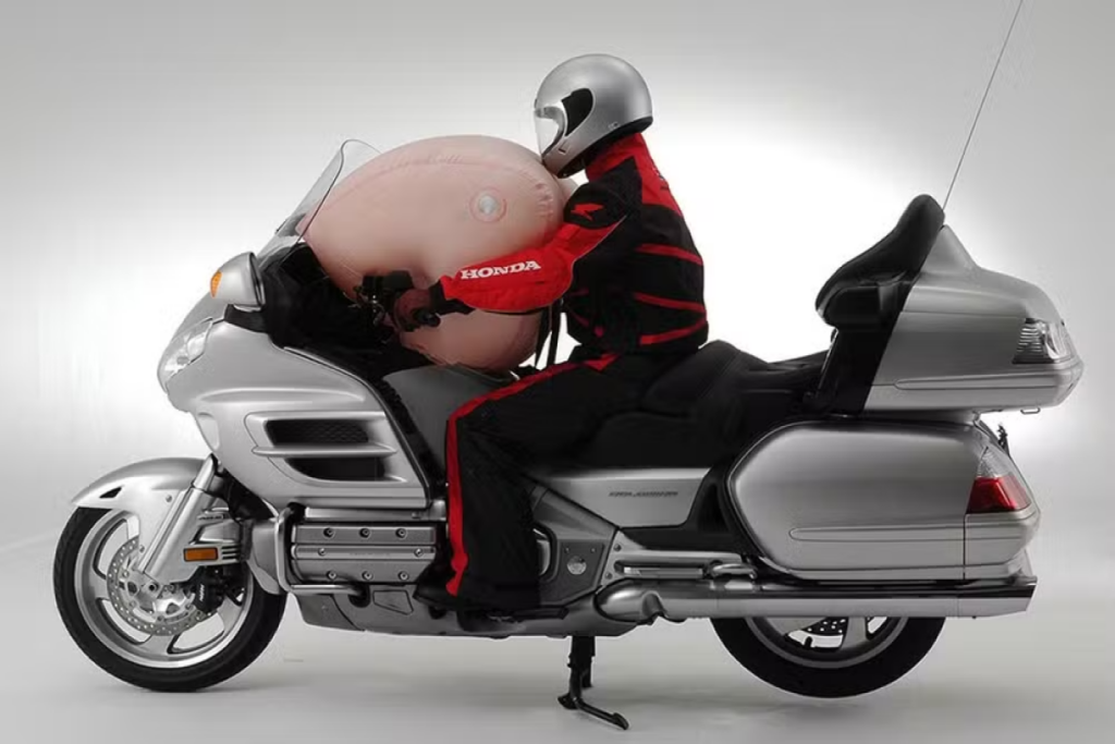 imagem Honda Gold Wing com airbag acionado