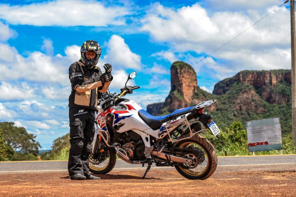 imagem piloto com a Honda CRF 1100L Africa Twin 2026 adventure sports