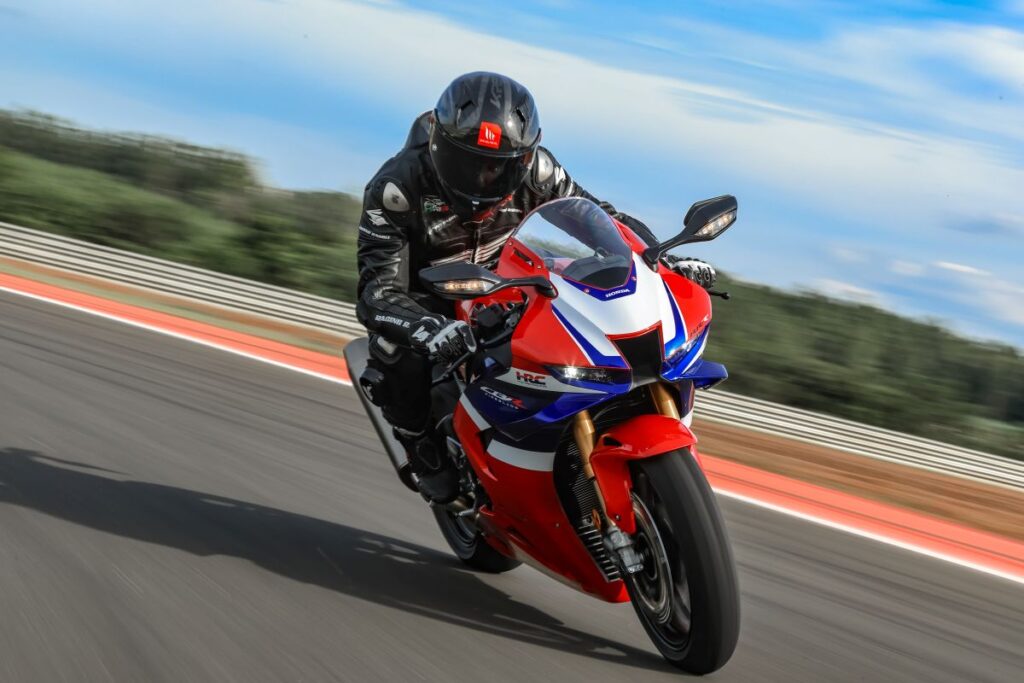 imagem piloto em curva com a Honda CBR1000RR-R Fireblade SP 2026