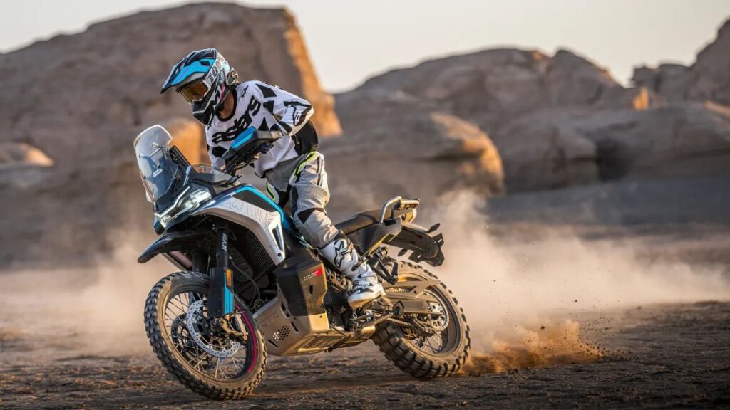 imagem piloto em ação com a nova CFMOTO Ibex 950 2027