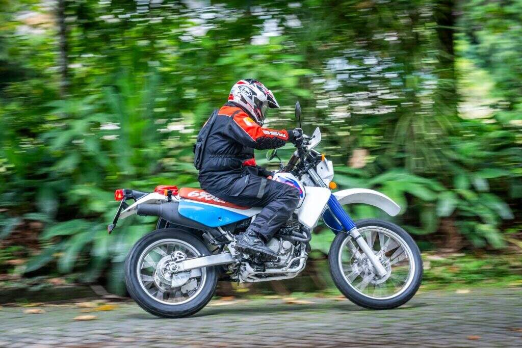 imagem do piloto na terra com a xr 650