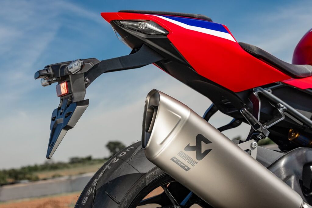 imagem escapamento akrapovic Honda CBR1000RR-R Fireblade SP 2026