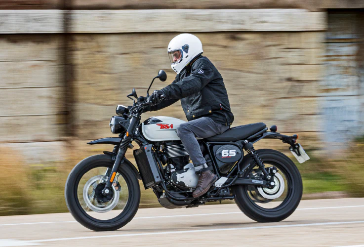 BSA-Scrambler-650-02