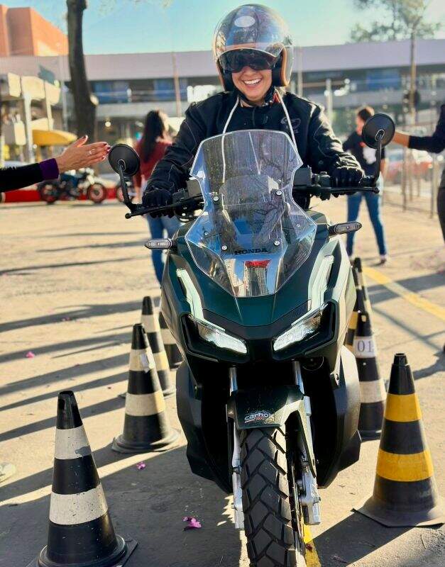 imagem mulher em ação com moto