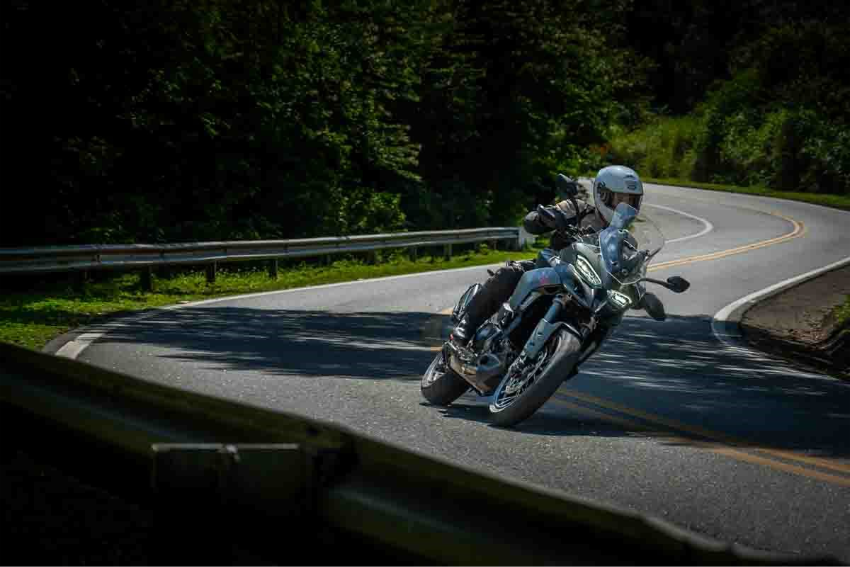 imagem do piloto em ação em curva na estrada com a multistrada v2 2026