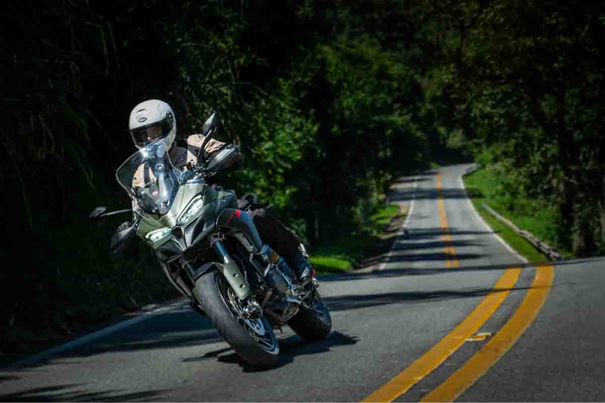 imagem do piloto em ação na estrada com a multistrada v2 2026
