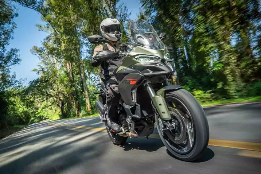 imagem lateral frontal da multistrada v2 2026