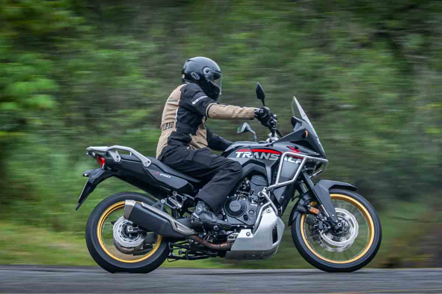 imagem do piloto na estrada com a XL750 Transalp 2026