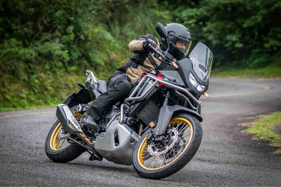 imagem do piloto em curva com a nova XL750 Transalp
