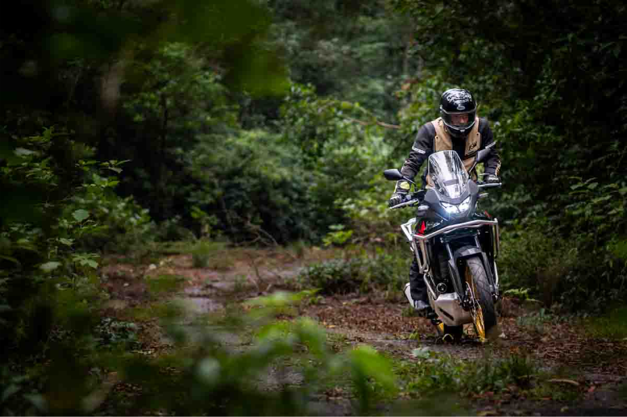 imagem do piloto no fora de estrada com a XL750 Transalp
