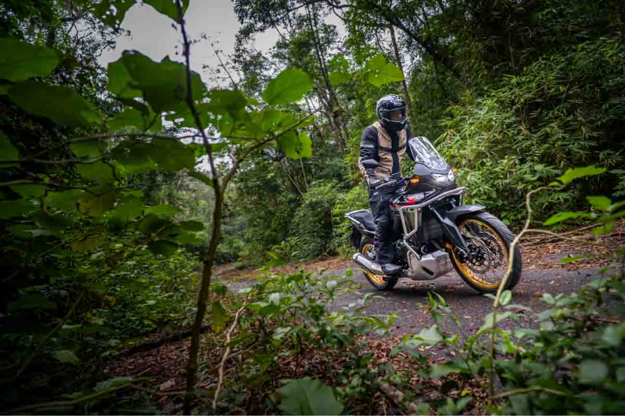 imagem da Transalp no fora de estrada
