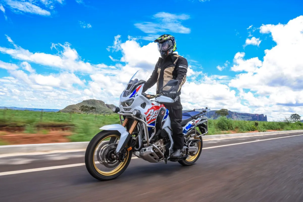 imagem piloto em pé na africa twin