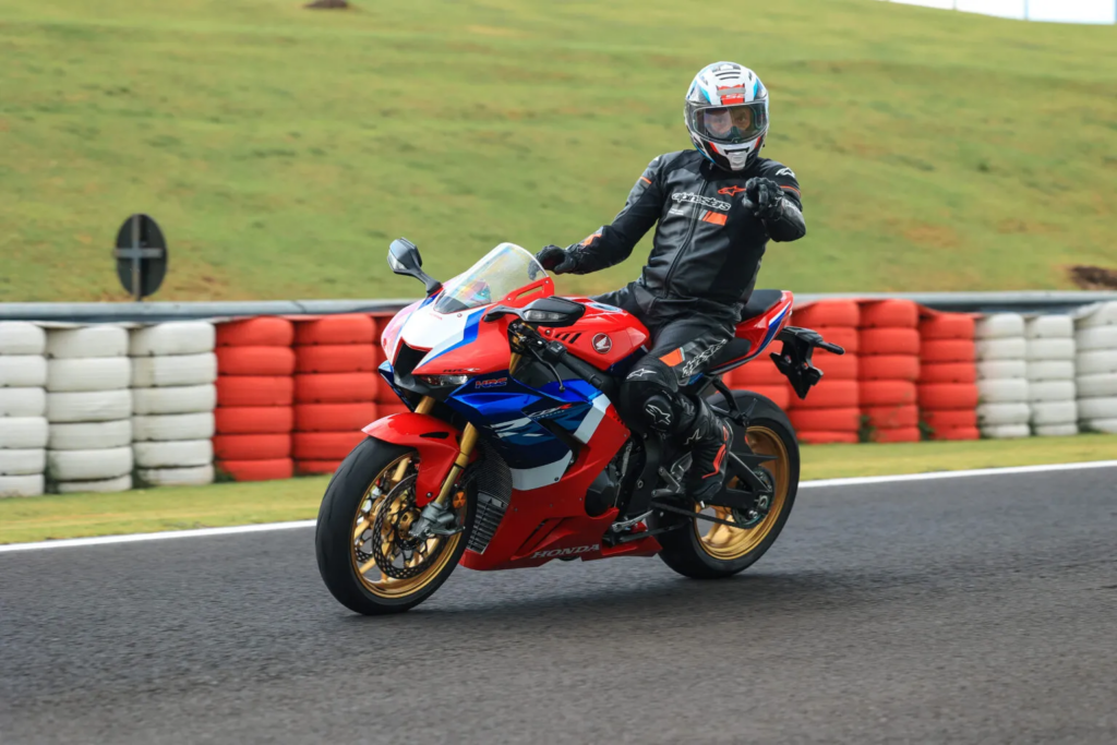 imagem do piloto alexandre raticida da revista motociclismo com a cbr1000 rr-r fireblade