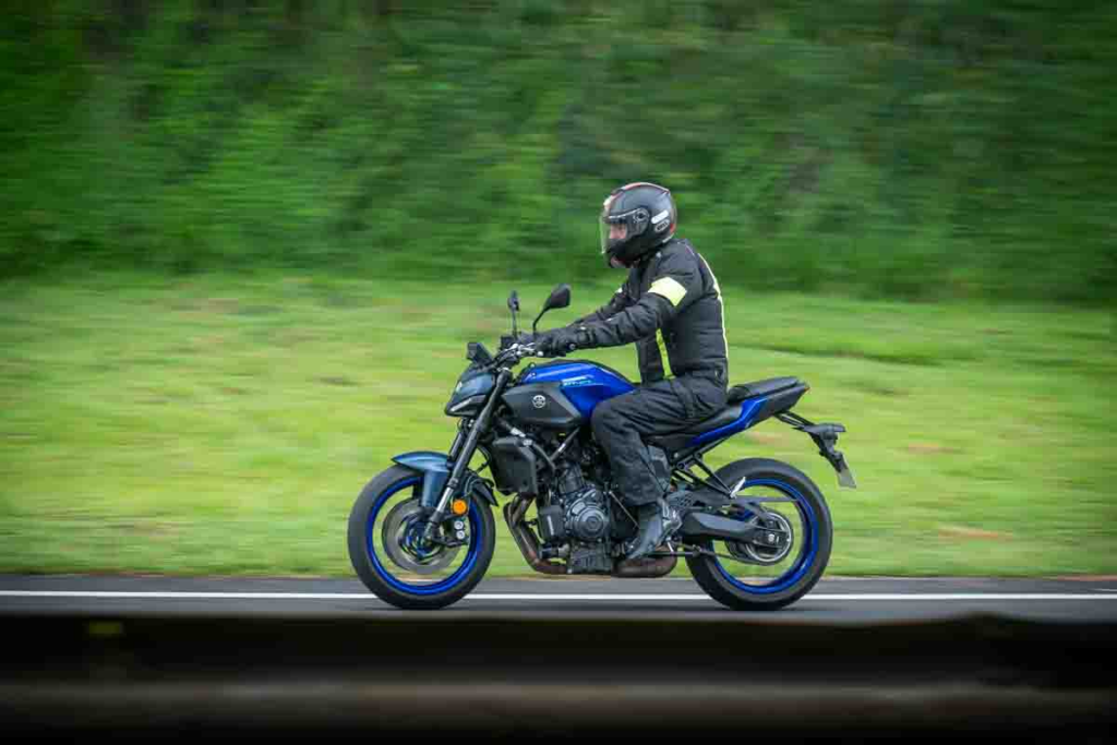 imagem do piloto alexandre articida com a yamaha mt-07 2026 azul