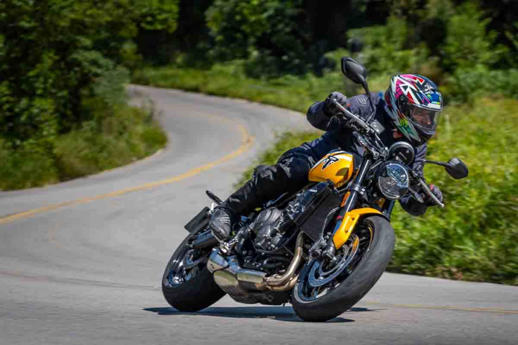 imagem da triumph trident 660 com o piloto alexandre raticida em curva