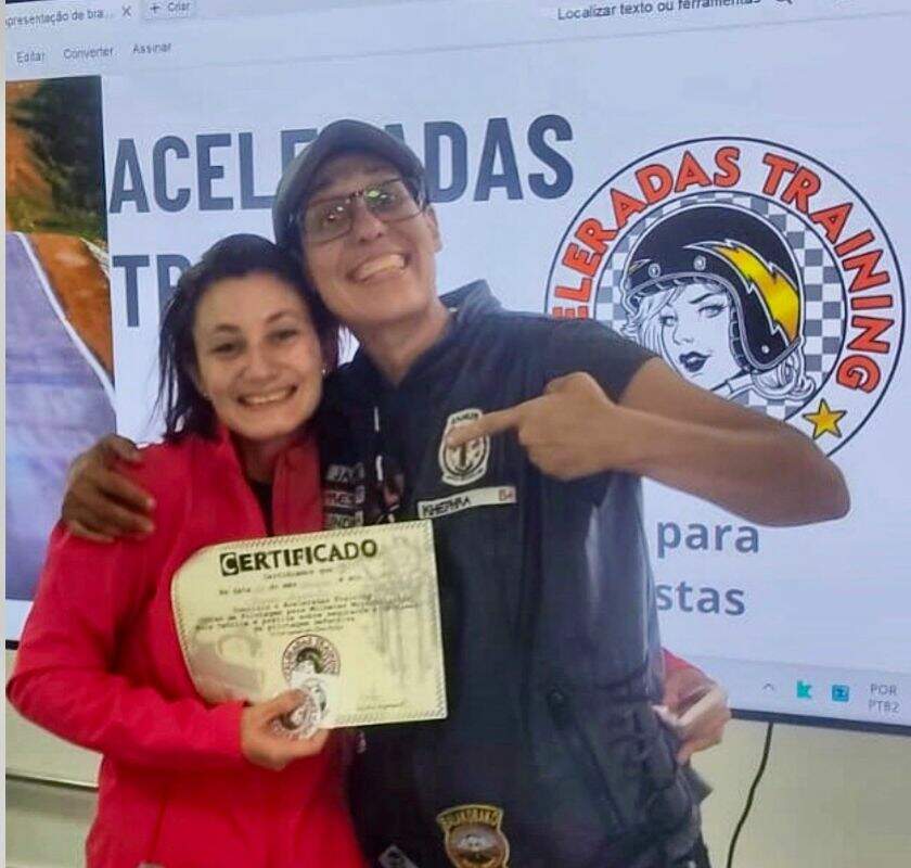 imagem mulher piloto com certificado do maio amarelo