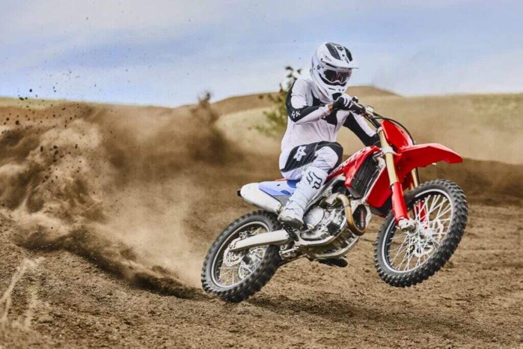 imagem do piloto em ação com a nova Honda CRF450R 2027